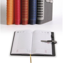 Agenda giornaliera 2026 termovirante chiusura calamita 15x21cm A5 porta penna multilingua rosso 2 2
