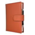 Agenda giornaliera 2026 similpelle chiusura fibbia 15x21cm A5 sab dom separati tasca porta penna multilingua arancione 1