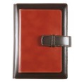 Agenda giornaliera 2026 similpelle chiusura fibbia 15x21cm A5 sab dom separati tasca multilingua marrone 1