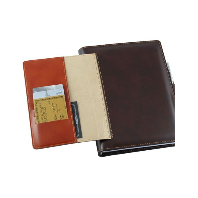 Agenda giornaliera 2026 similpelle chiusura fibbia 15x21cm A5 sab dom separati tasca multilingua marrone 5