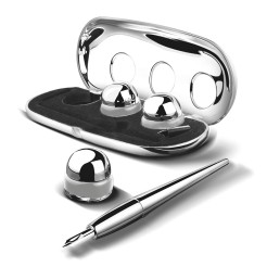 Set di Scrittura di Lusso con Supporto in Metallo Cromato, 3 Sfere Decorative e Penna Stilografica, Confezione Regalo 1