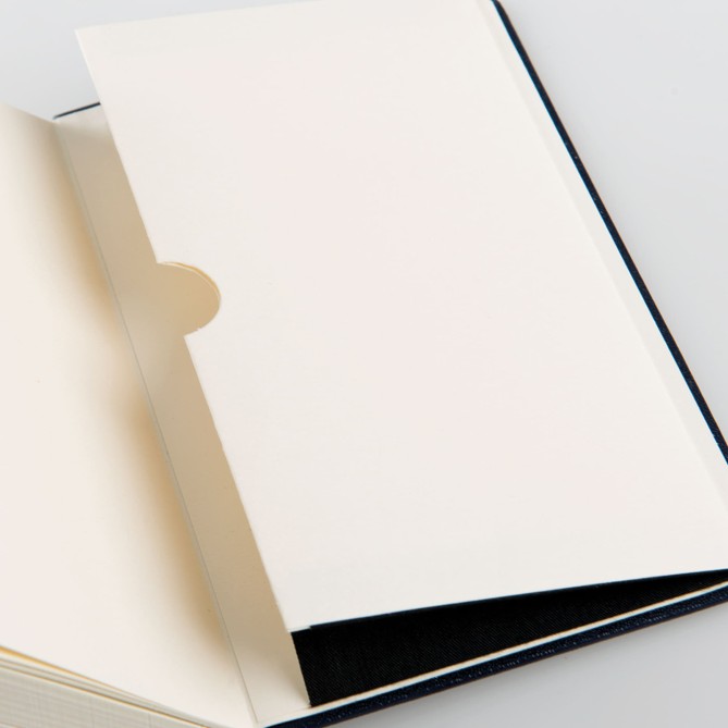 Agenda Settimanale 2026, 13x21 cm, Copertina Flessibile Nera, 150 Pagine, Interno Avorio con Tasca e Adesivi 3